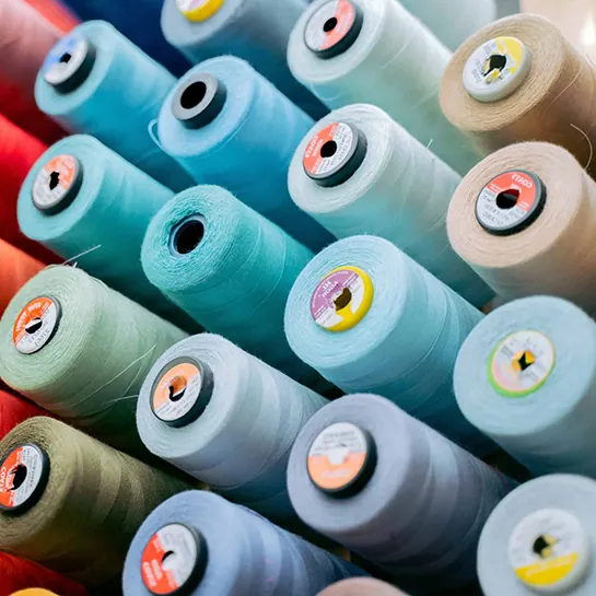 bobines de fils colorés pour broderie professionnelle
